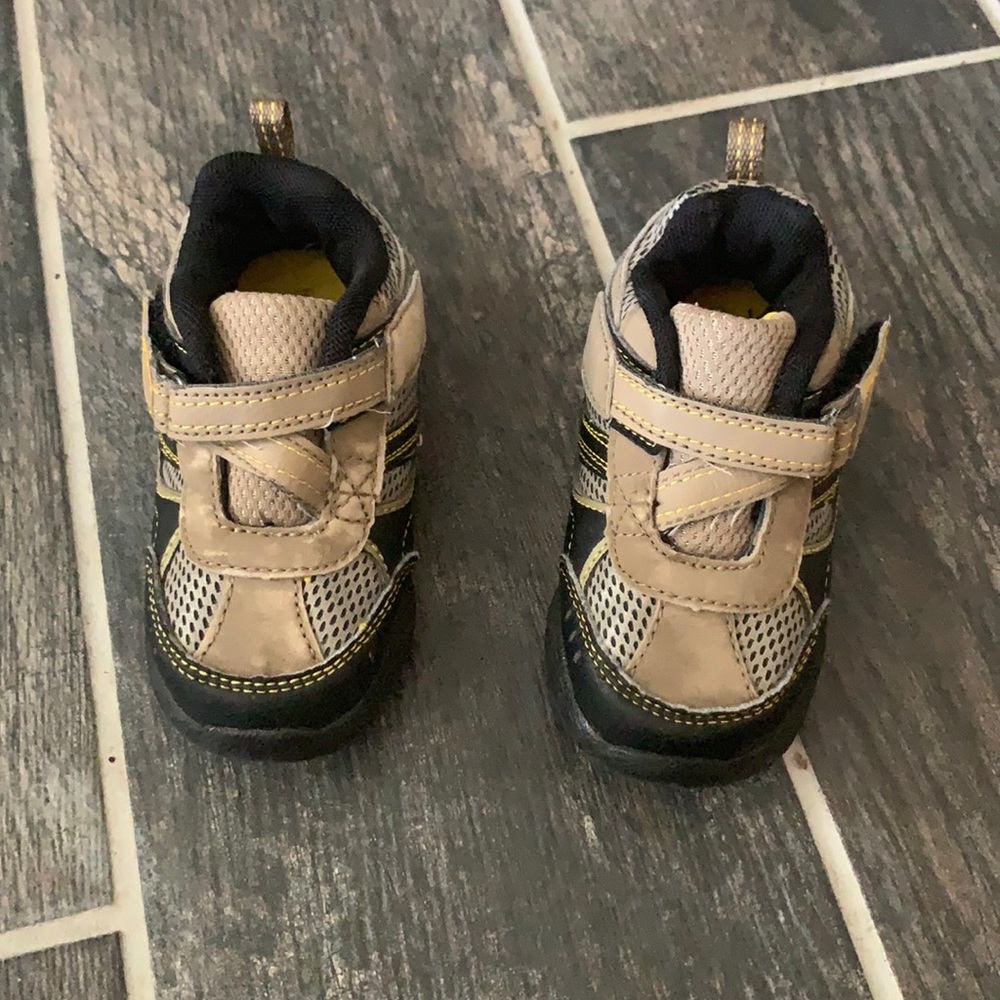 Boys size 5 shoes